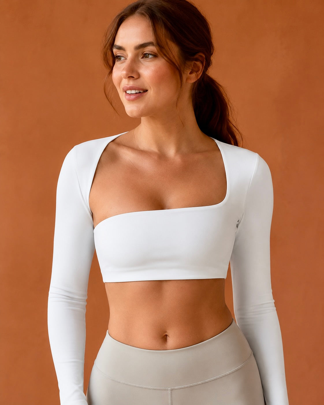 Haut de sport court Julie, ligne asymétrique et manches longues — Maison Marianna