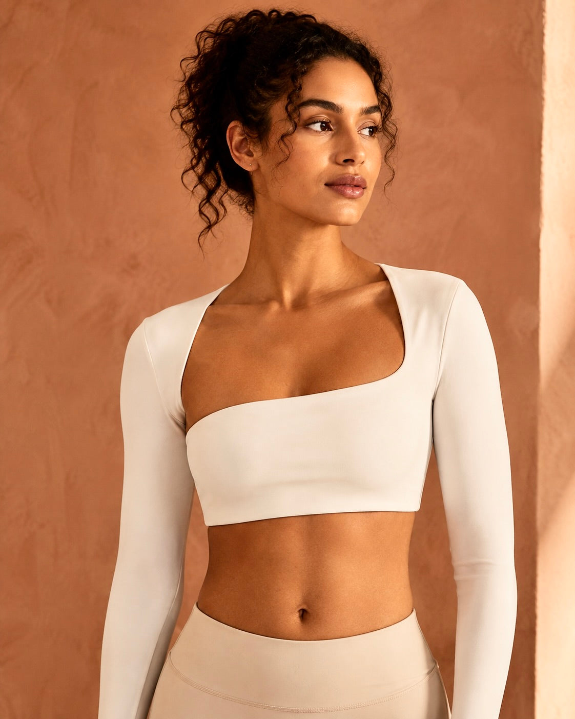 Haut de sport court Julie, ligne asymétrique et manches longues — Maison Marianna